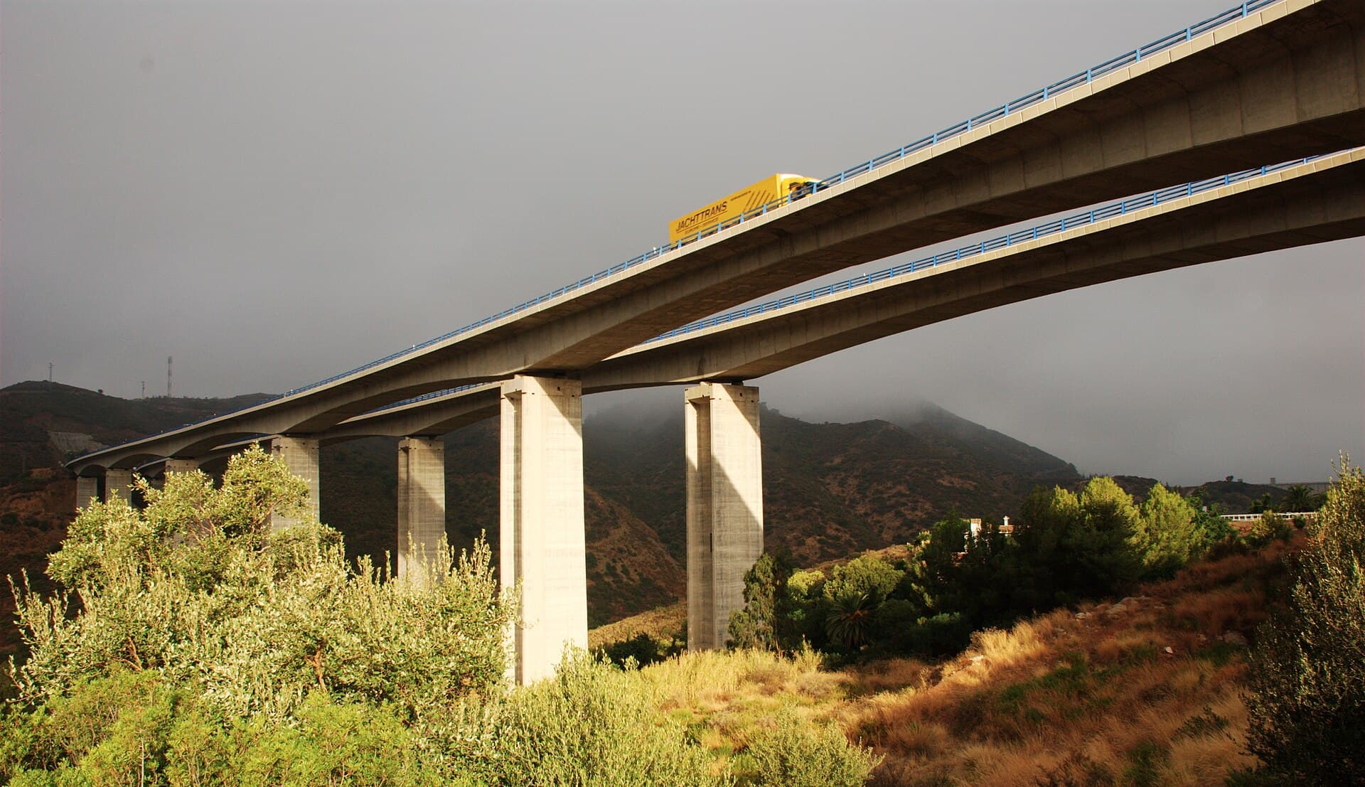 Az AP-7 viaduktja Marbella közelében